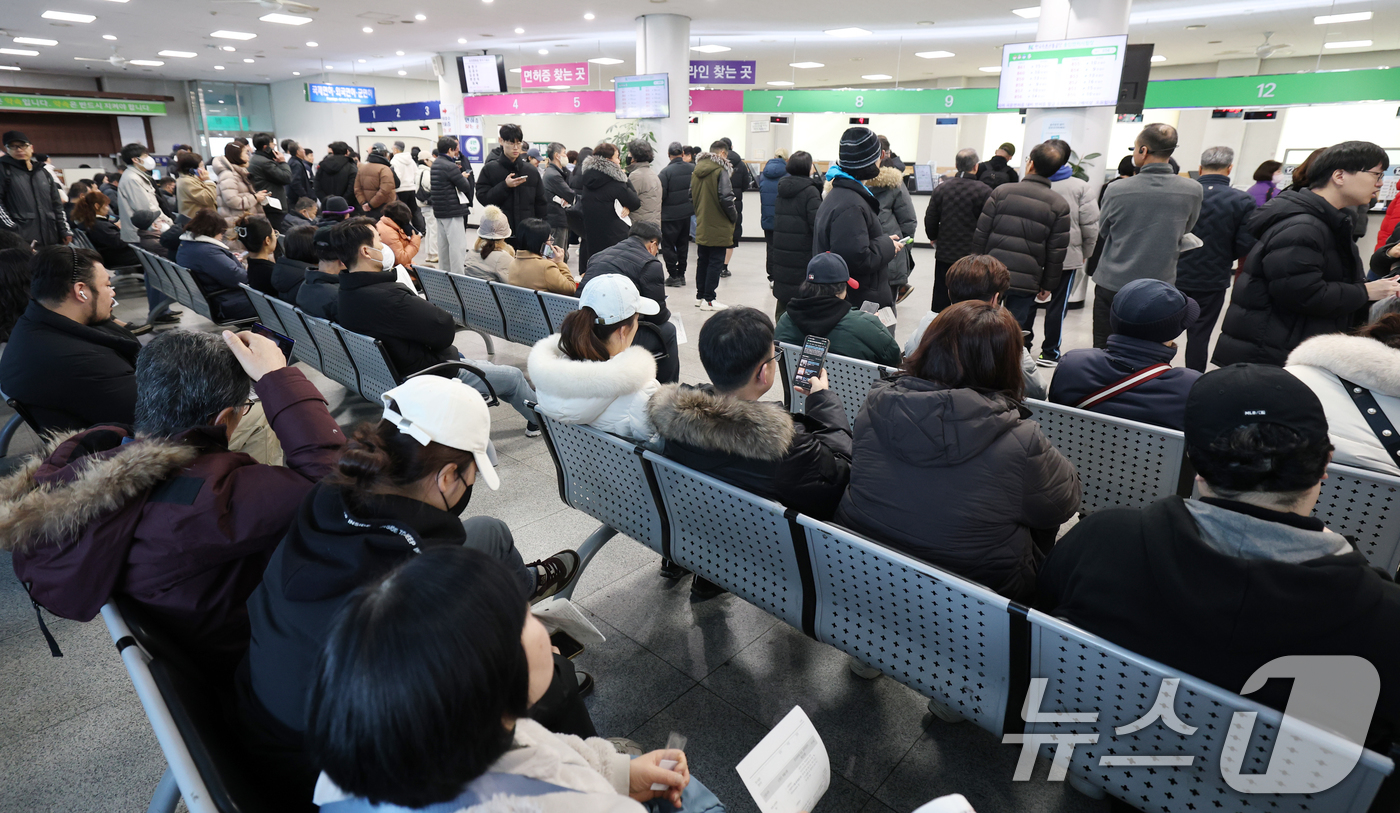 (용인=뉴스1) 김영운 기자 = 30일 경기 용인시 기흥구 용인운전면허시험장 민원실이 수능이 끝나고 신규 면허취득에 나선 학생들과 연말을 앞두고 면허 갱신을 위해 몰린 민원인들로 …