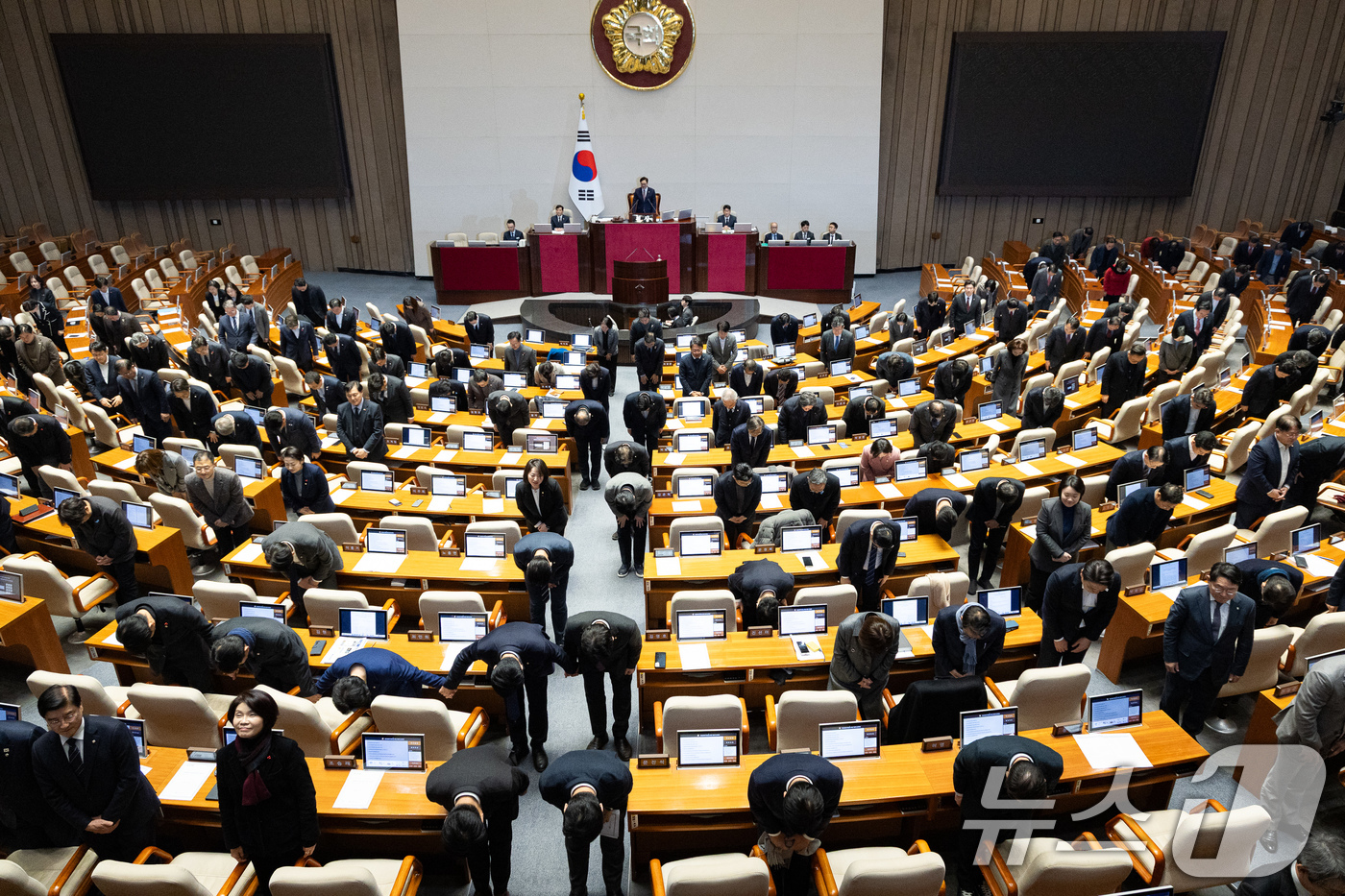 (서울=뉴스1) 유승관 기자 = 여야 의원들이 30일 서울 여의도 국회에서 열린 제430회 국회(임시회) 제3차 본회의 종료 후 국민들께 인사하고 있다. 2025.12.30/뉴스1 …