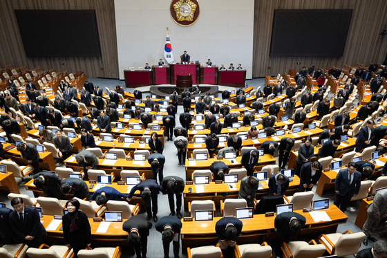 2025년 마지막 본회의 종료, 국민들께 인사하는 여야