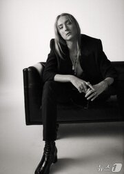 본문 이미지 - 해리스 리드. 젠더 플루이드 의상 작업을 통해 가시성, 낭만주의, 자기 소유를 표현하는 패션 디자이너다.