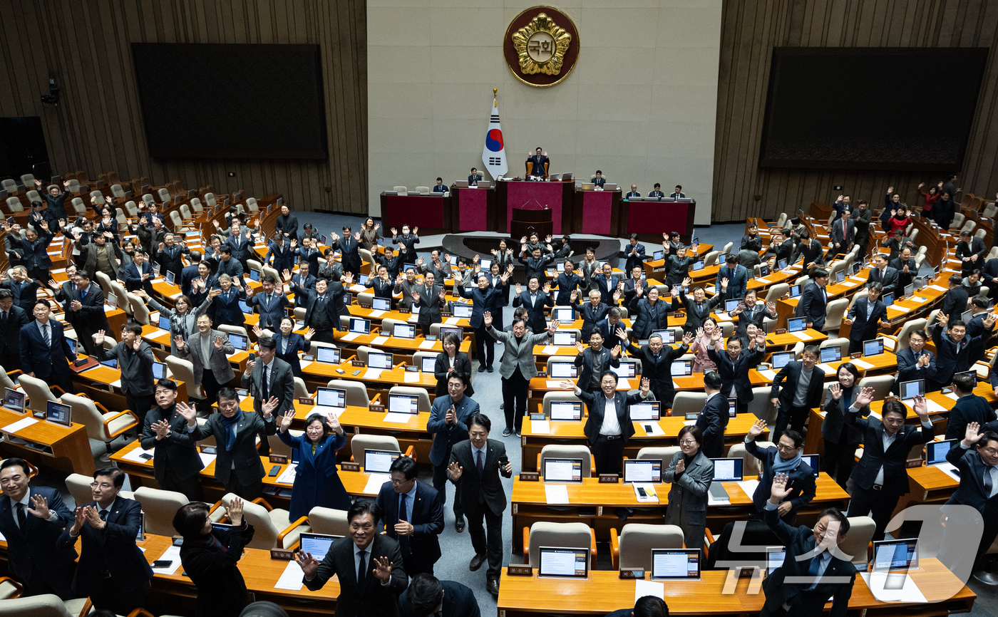 (서울=뉴스1) 유승관 기자 = 여야 의원들이 30일 서울 여의도 국회에서 열린 제430회 국회(임시회) 제3차 본회의 종료 후 국민들께 인사하고 있다. 2025.12.30/뉴스1 …