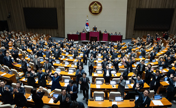 손 흔드는 여야