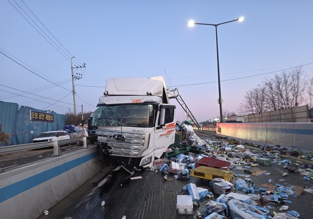 청주 지하차도서 화물차 도로 시설물·버스 추돌…2명 부상(종합)