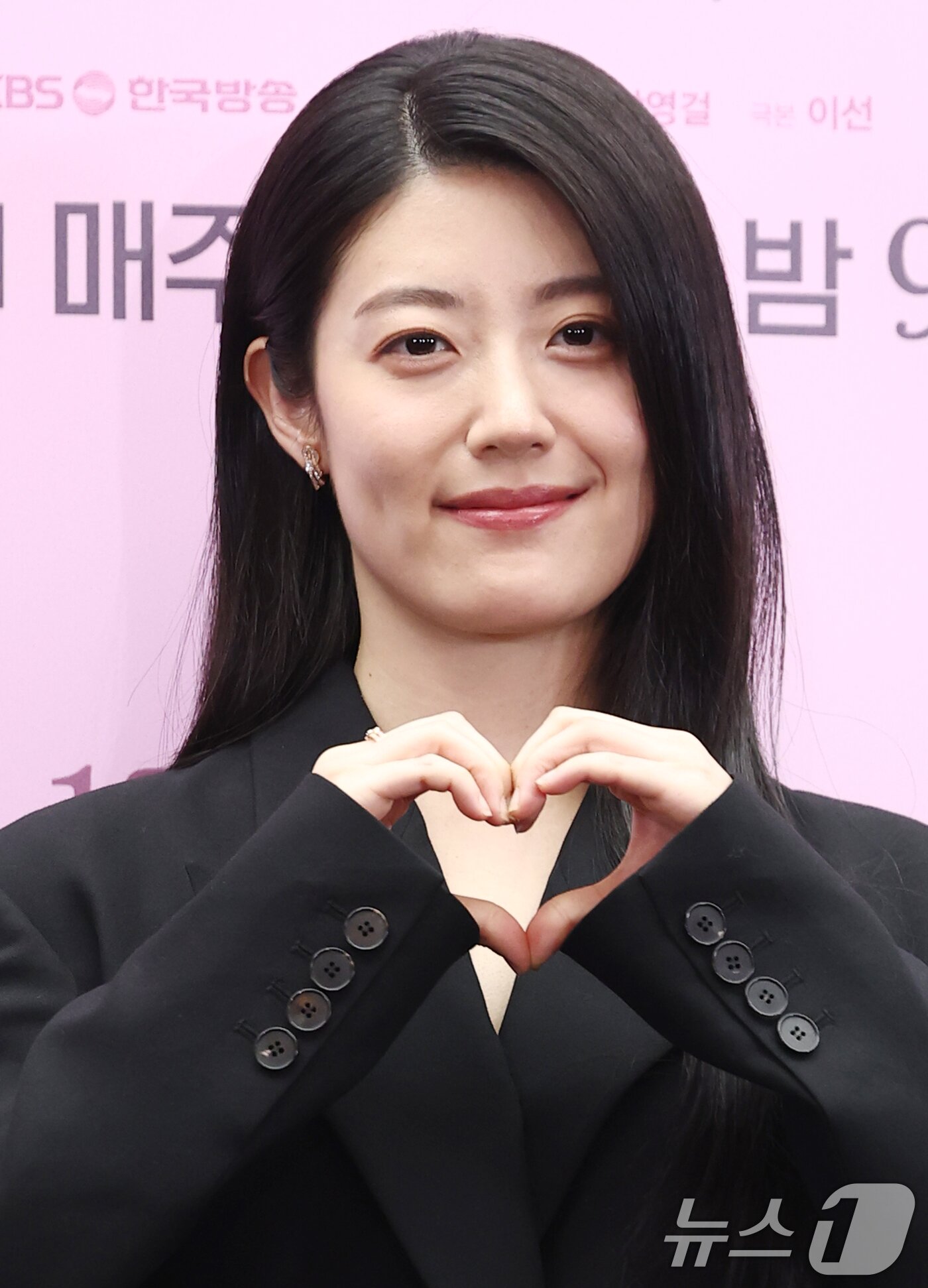 본문 이미지 - 배우 남지현이 30일 서울 마포구 스탠포드호텔에서 열린 KBS 토일 미니시리즈 ‘은애하는 도적님아’ 제작발표회에 참석해 포즈를 취하고 있다. 2025.12.30/뉴스1 ⓒ News1 권현진 기자