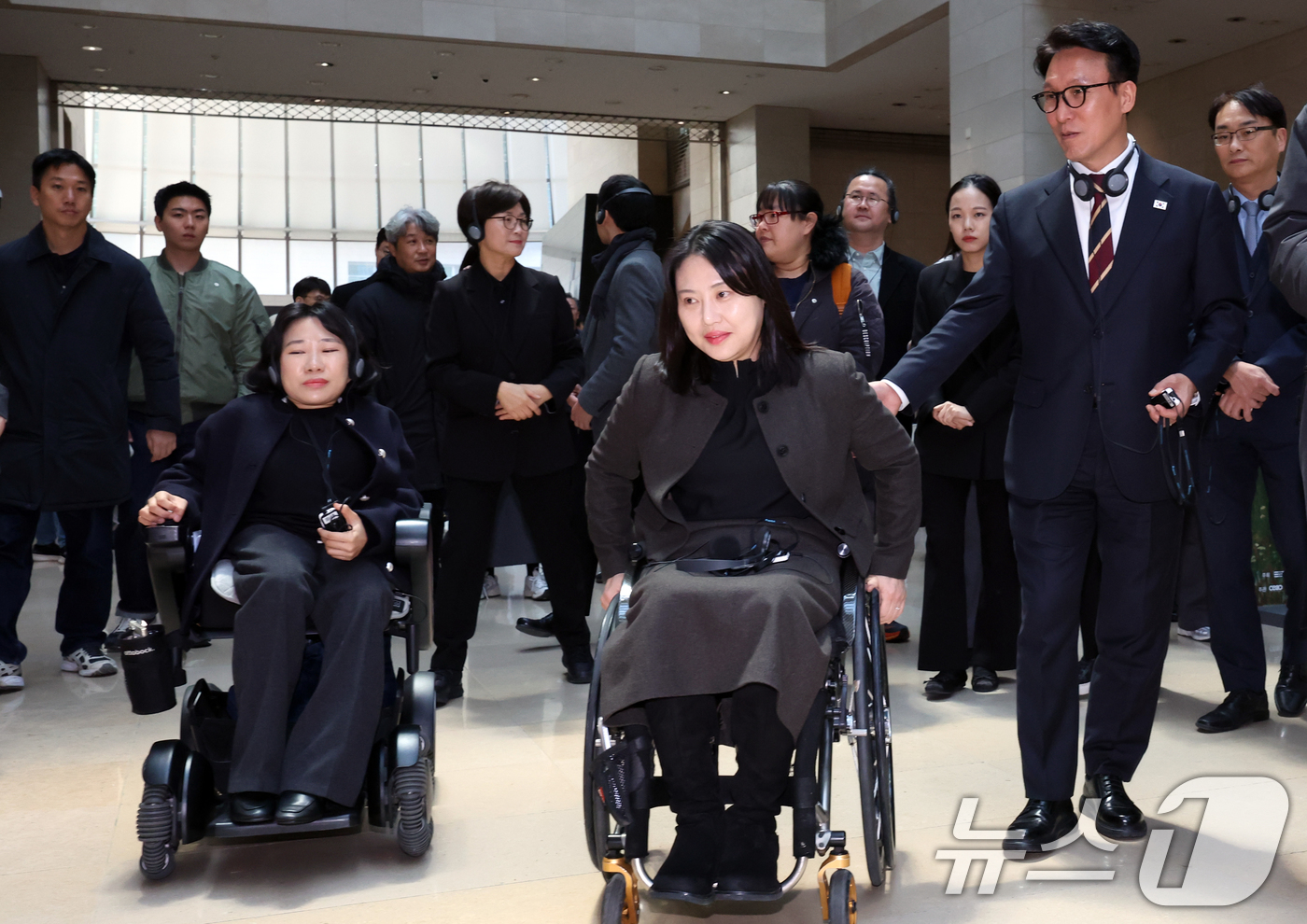 (서울=뉴스1) 김명섭 기자 = 김민석 국무총리가 30일 서울 용산구 국립중앙박물관에서 열린 배리어프리 키오스크 현장간담회에 앞서 참석자들과 전시관을 둘러보고 있다.  2025.1 …