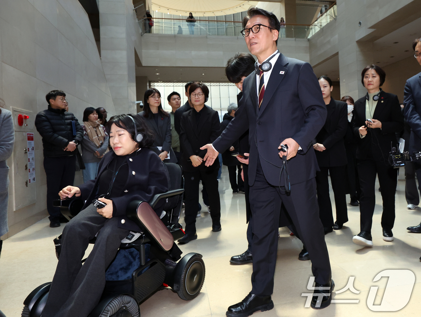 (서울=뉴스1) 김명섭 기자 = 김민석 국무총리가 30일 서울 용산구 국립중앙박물관에서 열린 배리어프리 키오스크 현장간담회에 앞서 참석자들과 전시관을 둘러보고 있다.  2025.1 …