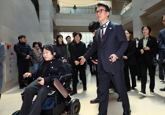 장애인들과 국립중앙박물관 찾은 김민석 총리