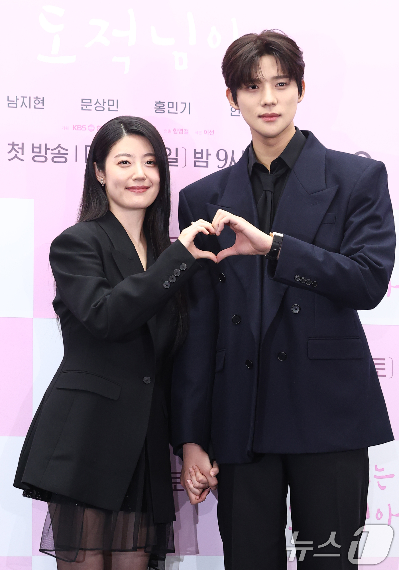 (서울=뉴스1) 권현진 기자 = 배우 남지현과 문상민(오른쪽)이 30일 서울 마포구 스탠포드호텔에서 열린 KBS 토일 미니시리즈 ‘은애하는 도적님아’ 제작발표회에 참석해 포즈를 취 …