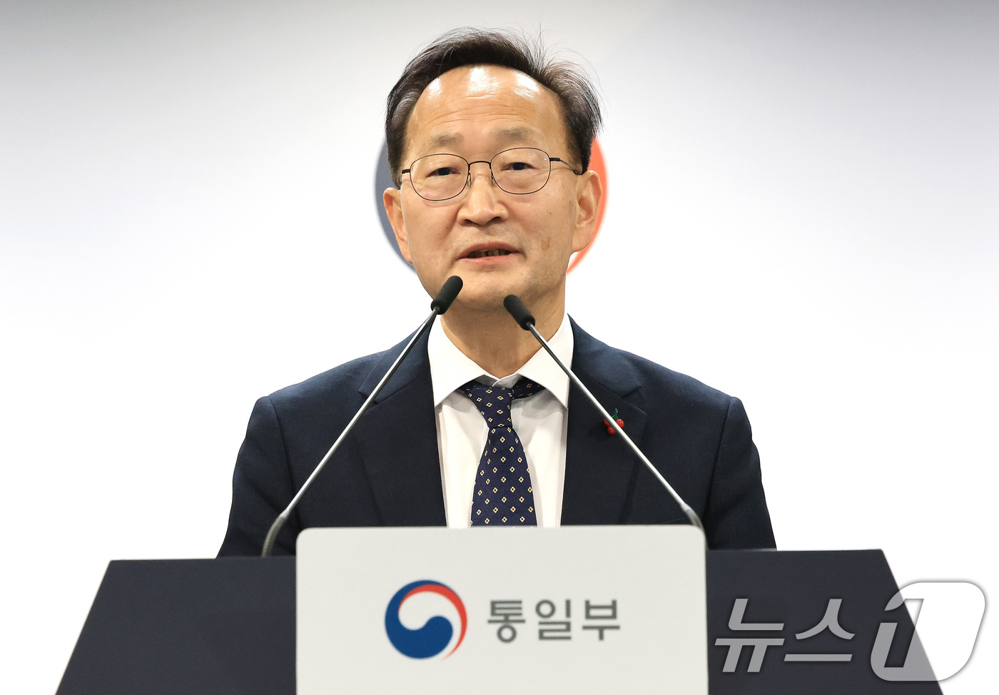 (서울=뉴스1) 임세영 기자 = 김남중 통일부 차관이 30일 서울 종로구 정부서울청사에서 북한 노동신문 일반인 공개 허용과 관련해 브리핑을 하고 있다.김 차관은 "오늘부터 특수자료 …