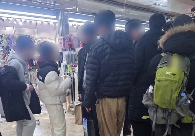 "'틀딱' 노인 조롱하고 도망친 초등생들…명품 패딩 걸치면 뭐 하나"