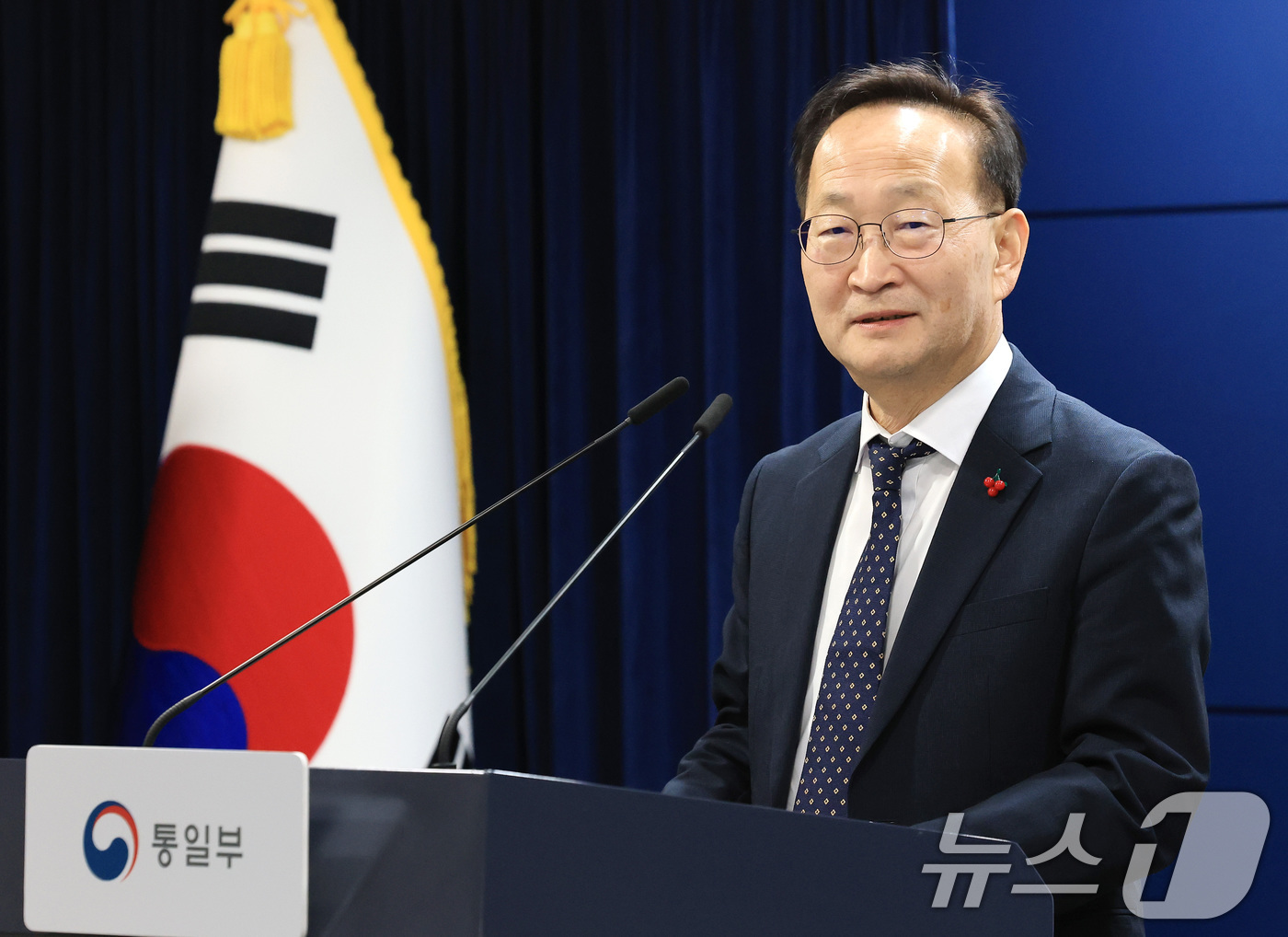 (서울=뉴스1) 임세영 기자 = 김남중 통일부 차관이 30일 서울 종로구 정부서울청사에서 북한 노동신문 일반인 공개 허용과 관련해 브리핑을 하고 있다.김 차관은 "오늘부터 특수자료 …