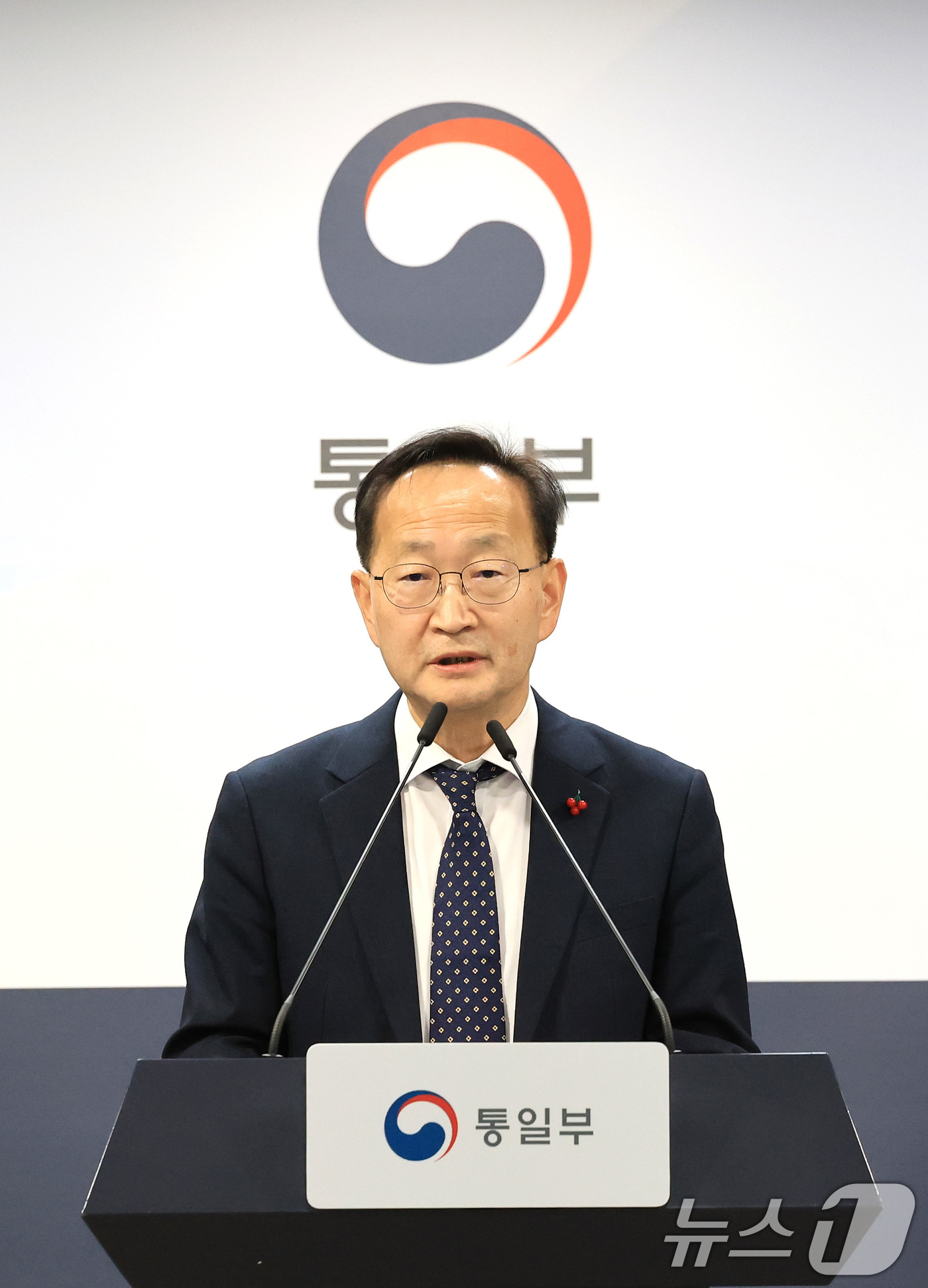 (서울=뉴스1) 임세영 기자 = 김남중 통일부 차관이 30일 서울 종로구 정부서울청사에서 북한 노동신문 일반인 공개 허용과 관련해 브리핑을 하고 있다.김 차관은 "오늘부터 특수자료 …