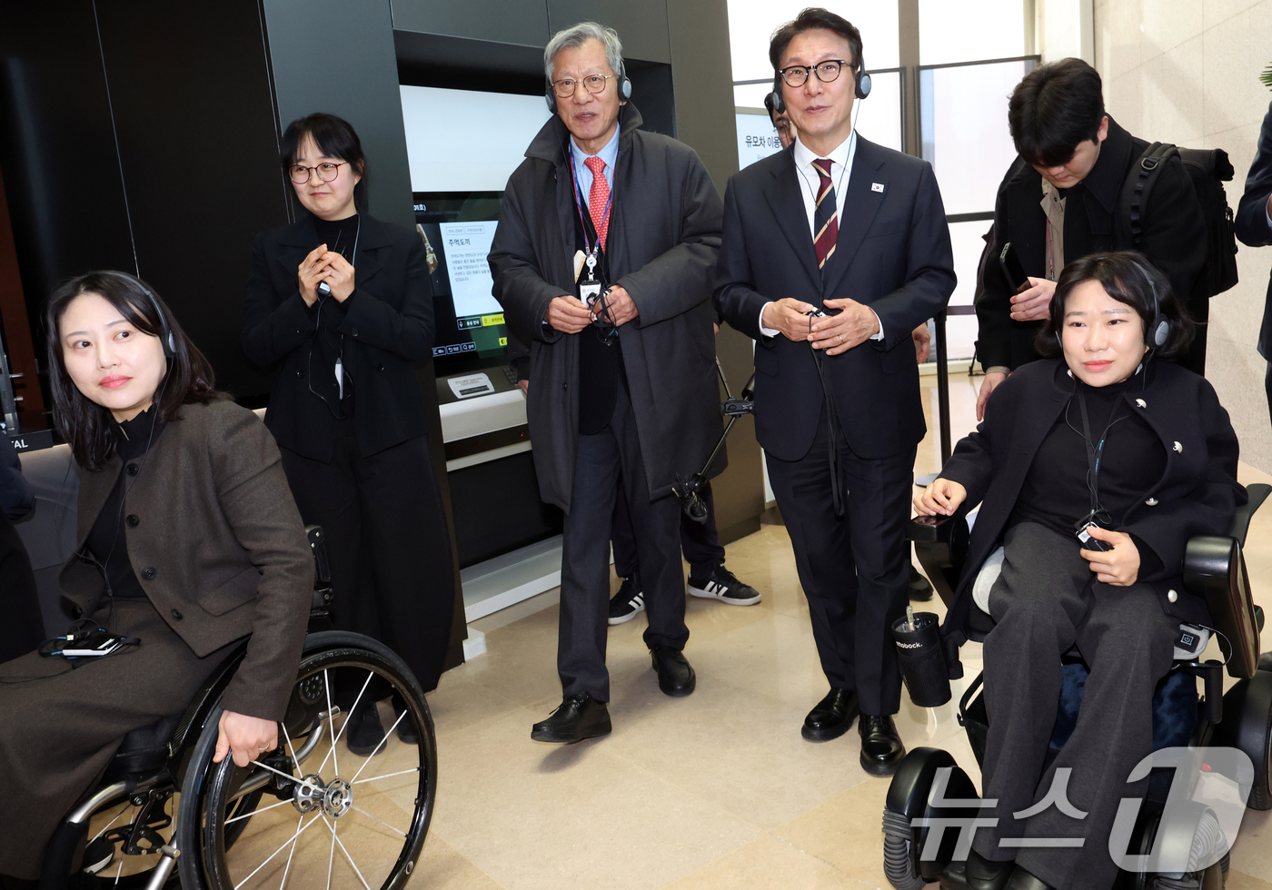 (서울=뉴스1) 김명섭 기자 = 김민석 국무총리가 30일 서울 용산구 국립중앙박물관에서 열린 배리어프리 키오스크 현장간담회에 앞서 참석자들과 시설 참관을 하고 있다.  2025.1 …