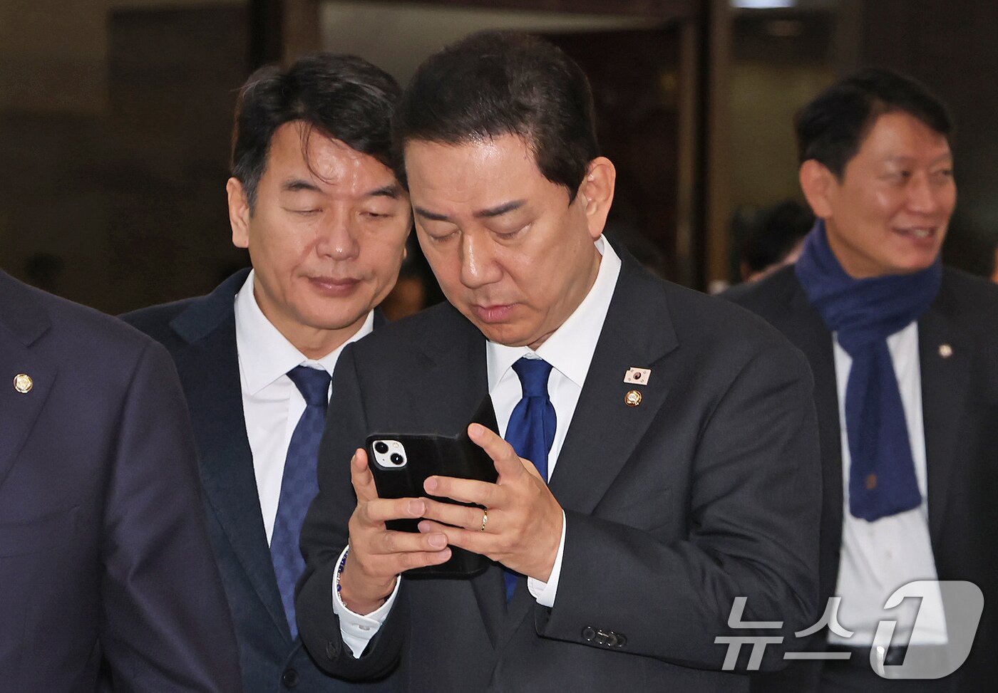 본문 이미지 - 원내대표직을 사퇴한 김병기 더불어민주당 의원이 지난달 30일 서울 여의도 국회에서 열린 본회의를 마친 뒤 이동하고 있다. 2025.12.30/뉴스1 ⓒ News1 장수영 기자