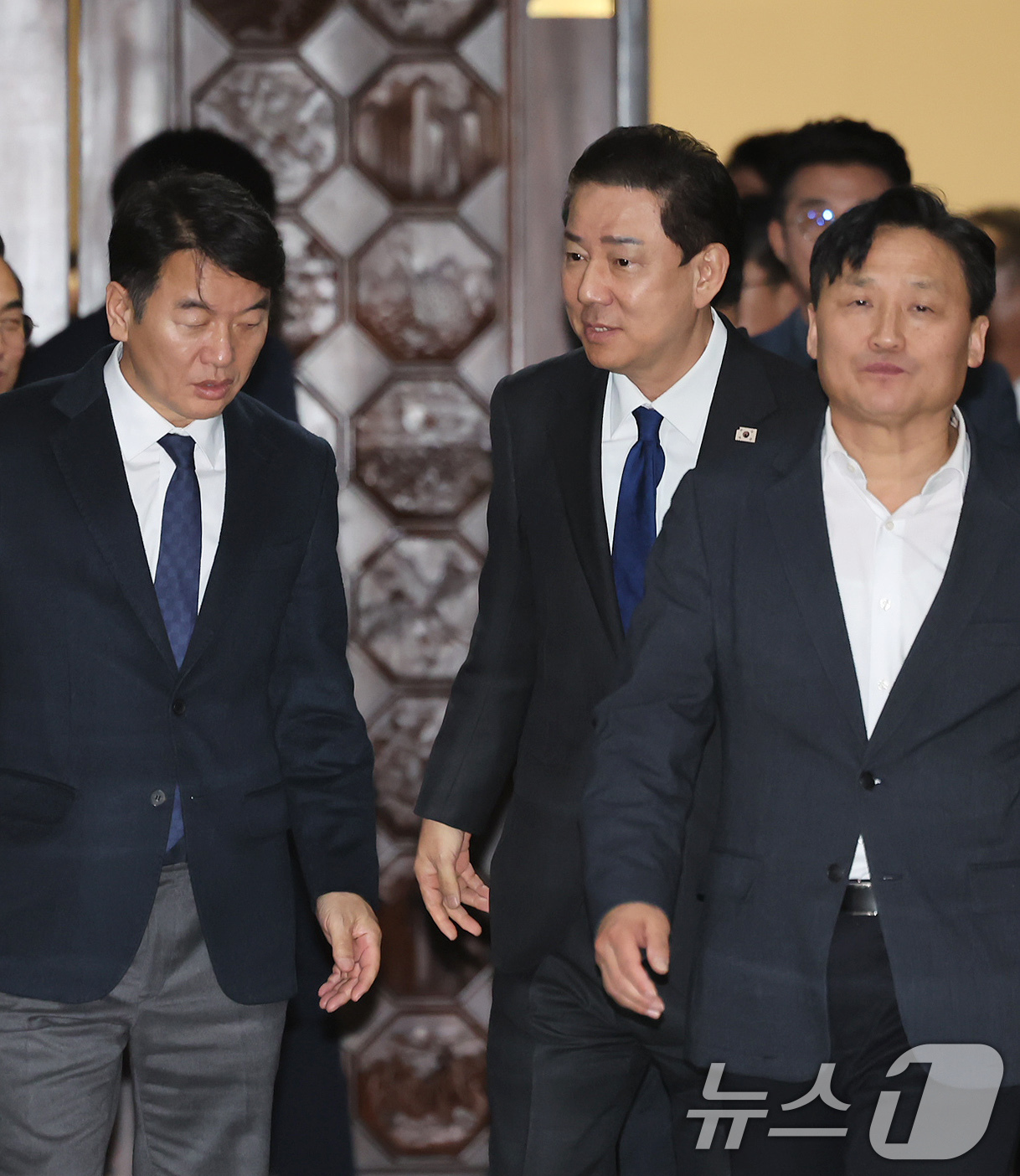 (서울=뉴스1) 장수영 기자 = 원내대표직을 사퇴한 김병기 더불어민주당 의원이 30일 서울 여의도 국회에서 열린 본회의를 마친 뒤 이동하고 있다. 2025.12.30/뉴스1