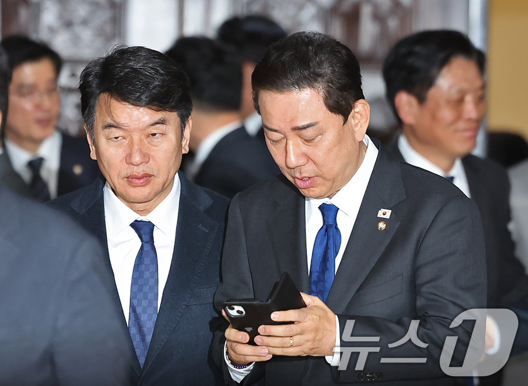 (서울=뉴스1) 장수영 기자 = 원내대표직을 사퇴한 김병기 더불어민주당 의원이 30일 서울 여의도 국회에서 열린 본회의를 마친 뒤 이동하고 있다. 2025.12.30/뉴스1