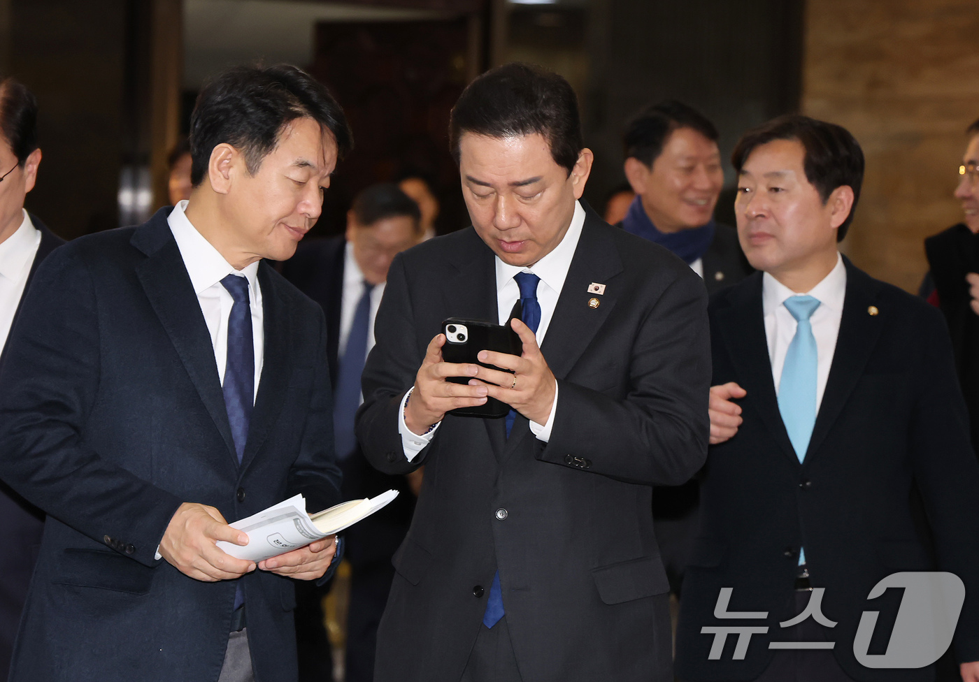 (서울=뉴스1) 장수영 기자 = 원내대표직을 사퇴한 김병기 더불어민주당 의원이 30일 서울 여의도 국회에서 열린 본회의를 마친 뒤 이동하고 있다. 2025.12.30/뉴스1