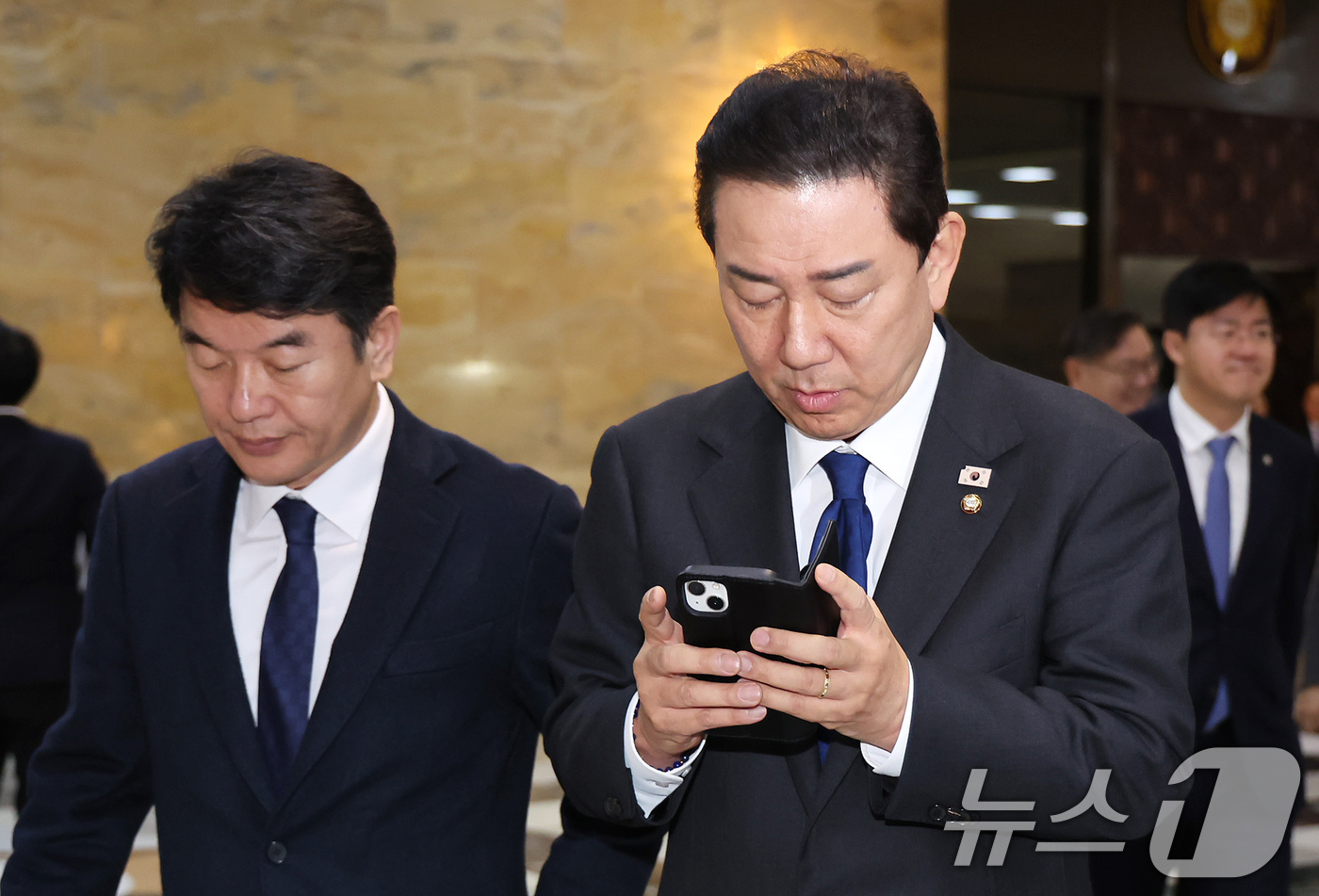 (서울=뉴스1) 장수영 기자 = 원내대표직을 사퇴한 김병기 더불어민주당 의원이 30일 서울 여의도 국회에서 열린 본회의를 마친 뒤 이동하고 있다. 2025.12.30/뉴스1