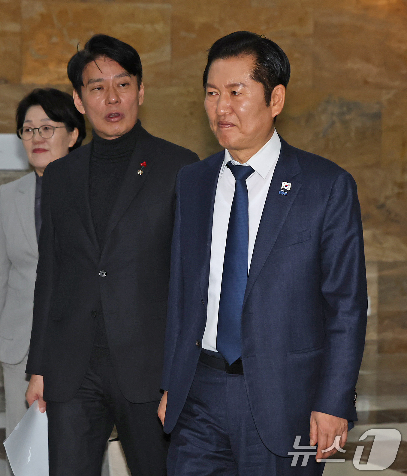 (서울=뉴스1) 장수영 기자 = 정청래 더불어민주당 대표가 30일 서울 여의도 국회에서 열린 본회의를 마친 뒤 이동하고 있다. 2025.12.30/뉴스1