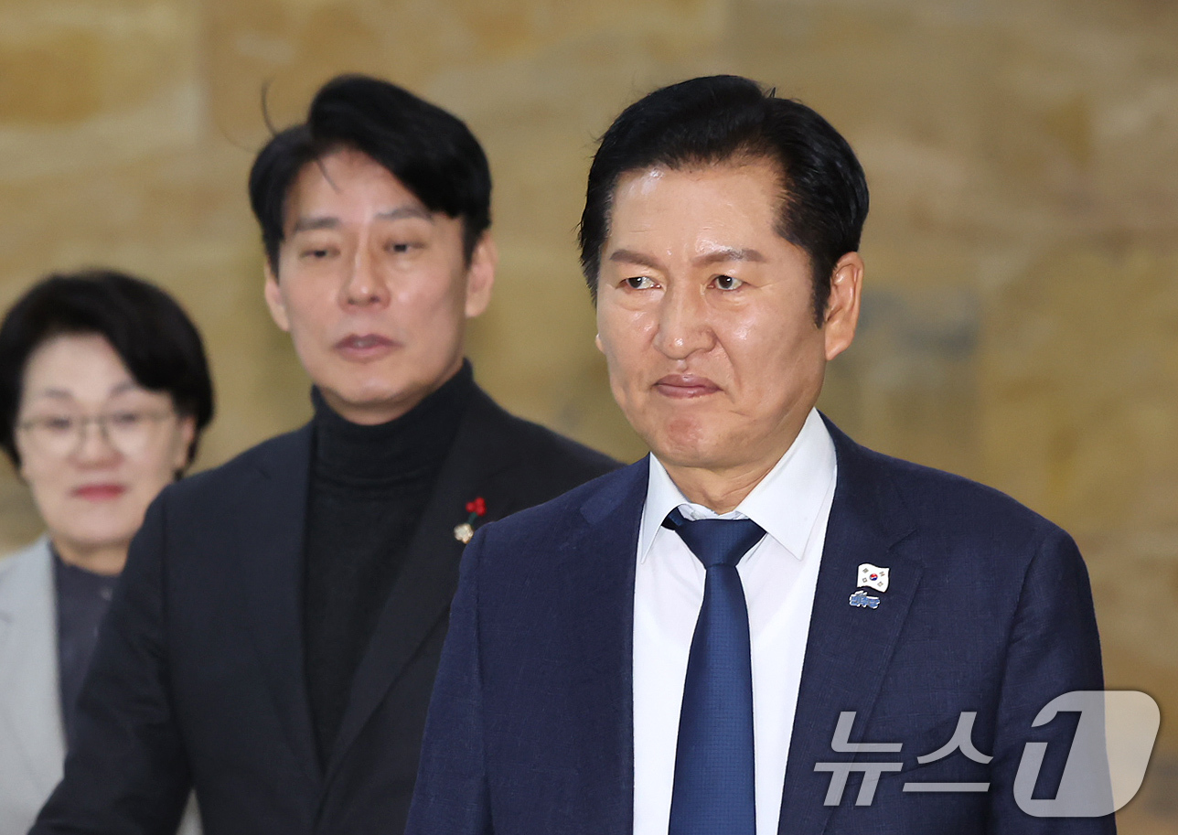 (서울=뉴스1) 장수영 기자 = 정청래 더불어민주당 대표가 30일 서울 여의도 국회에서 열린 본회의를 마친 뒤 이동하고 있다. 2025.12.30/뉴스1