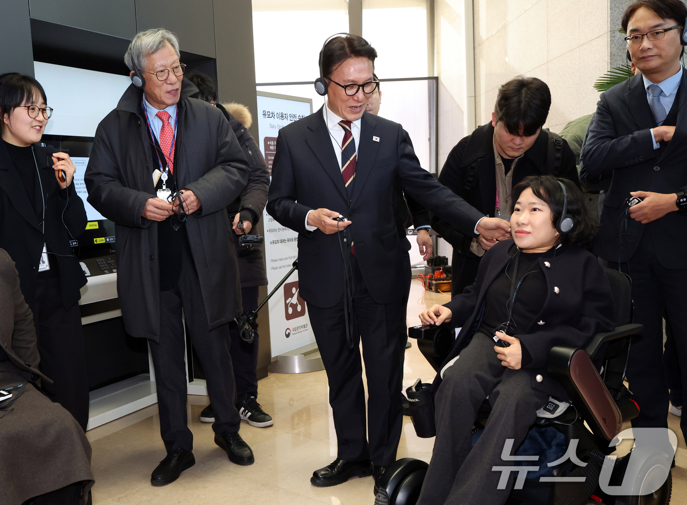 (서울=뉴스1) 김명섭 기자 = 김민석 국무총리가 30일 서울 용산구 국립중앙박물관에서 열린 배리어프리 키오스크 현장간담회에 앞서 참석자들과 시설 참관을 하고 있다.  2025.1 …