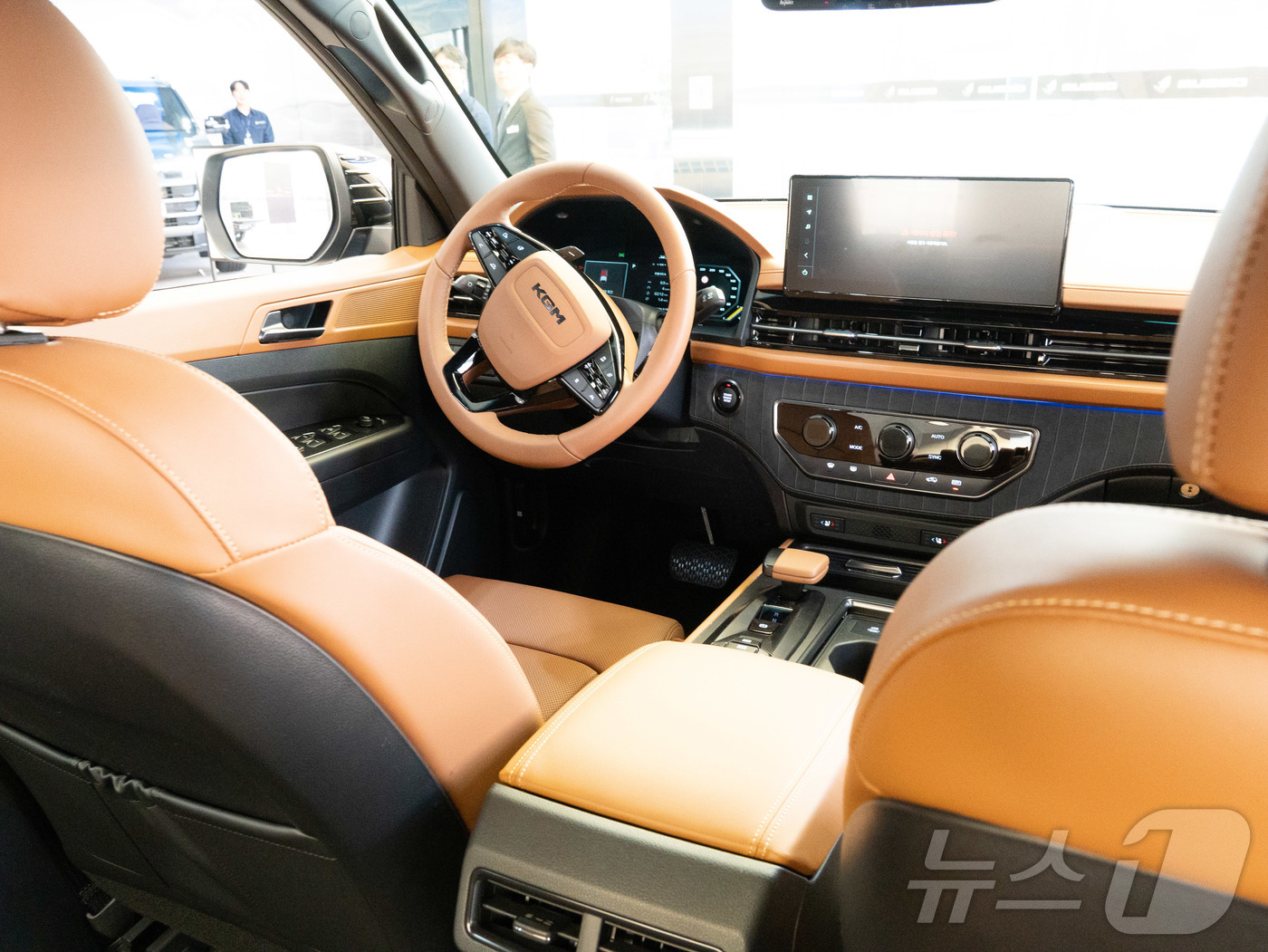 (서울=뉴스1) = KG 모빌리티가 지난 29일부터 30일까지 익스피리언스 센터 일산에서 미디어 프리뷰를 열고 신형 픽업 ‘무쏘(MUSSO)’를 최초로 공개했다고 31일 밝혔다. …