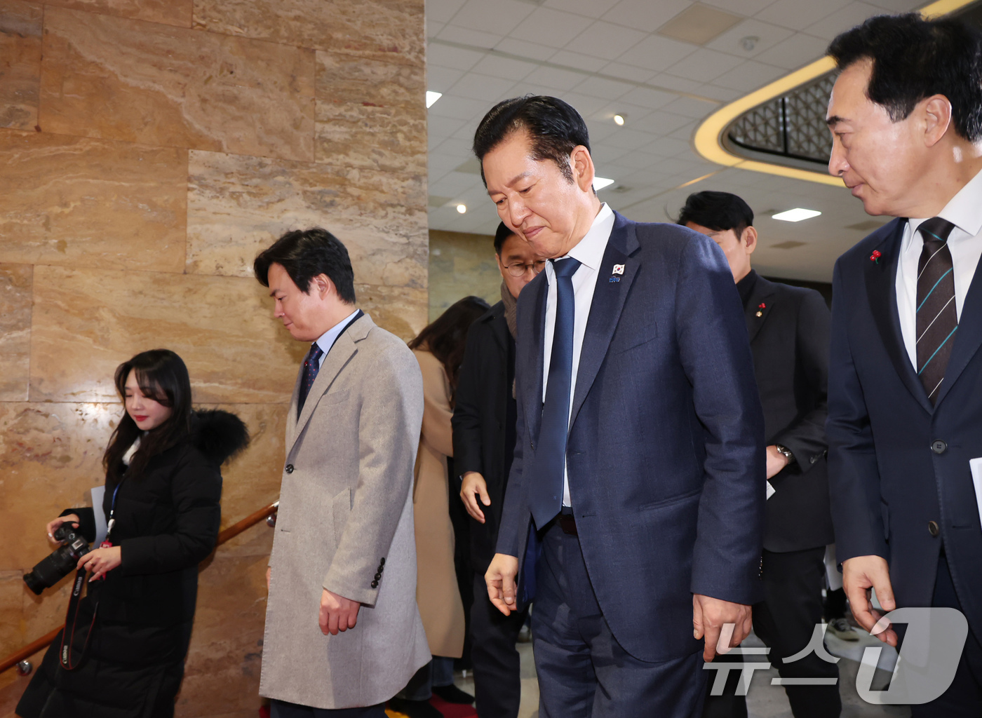 (서울=뉴스1) 장수영 기자 = 정청래 더불어민주당 대표가 30일 서울 여의도 국회에서 열린 본회의를 마친 뒤 이동하고 있다. 2025.12.30/뉴스1