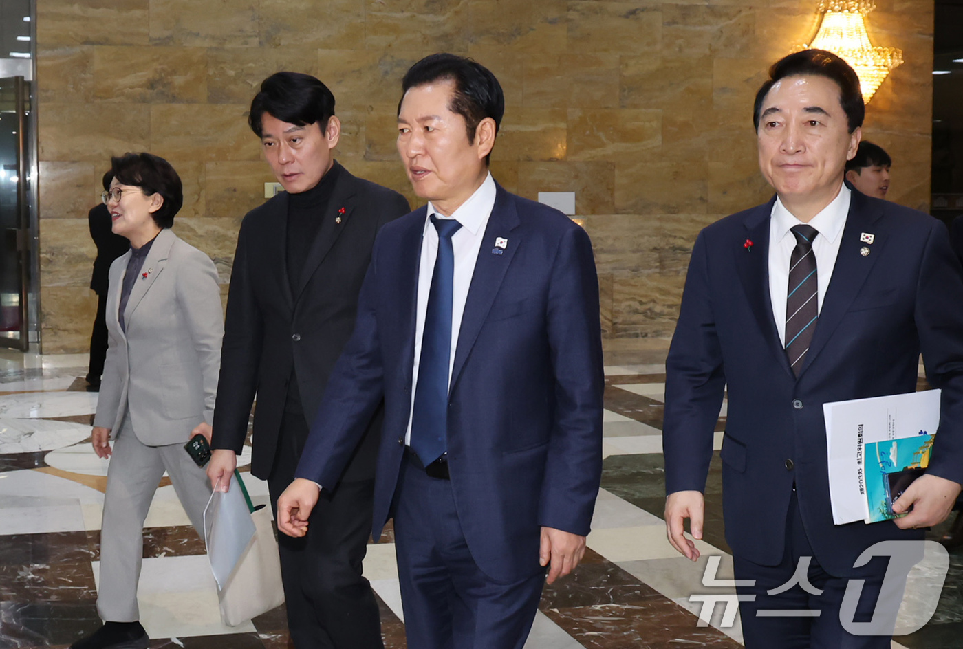 (서울=뉴스1) 장수영 기자 = 정청래 더불어민주당 대표가 30일 서울 여의도 국회에서 열린 본회의를 마친 뒤 이동하고 있다. 2025.12.30/뉴스1