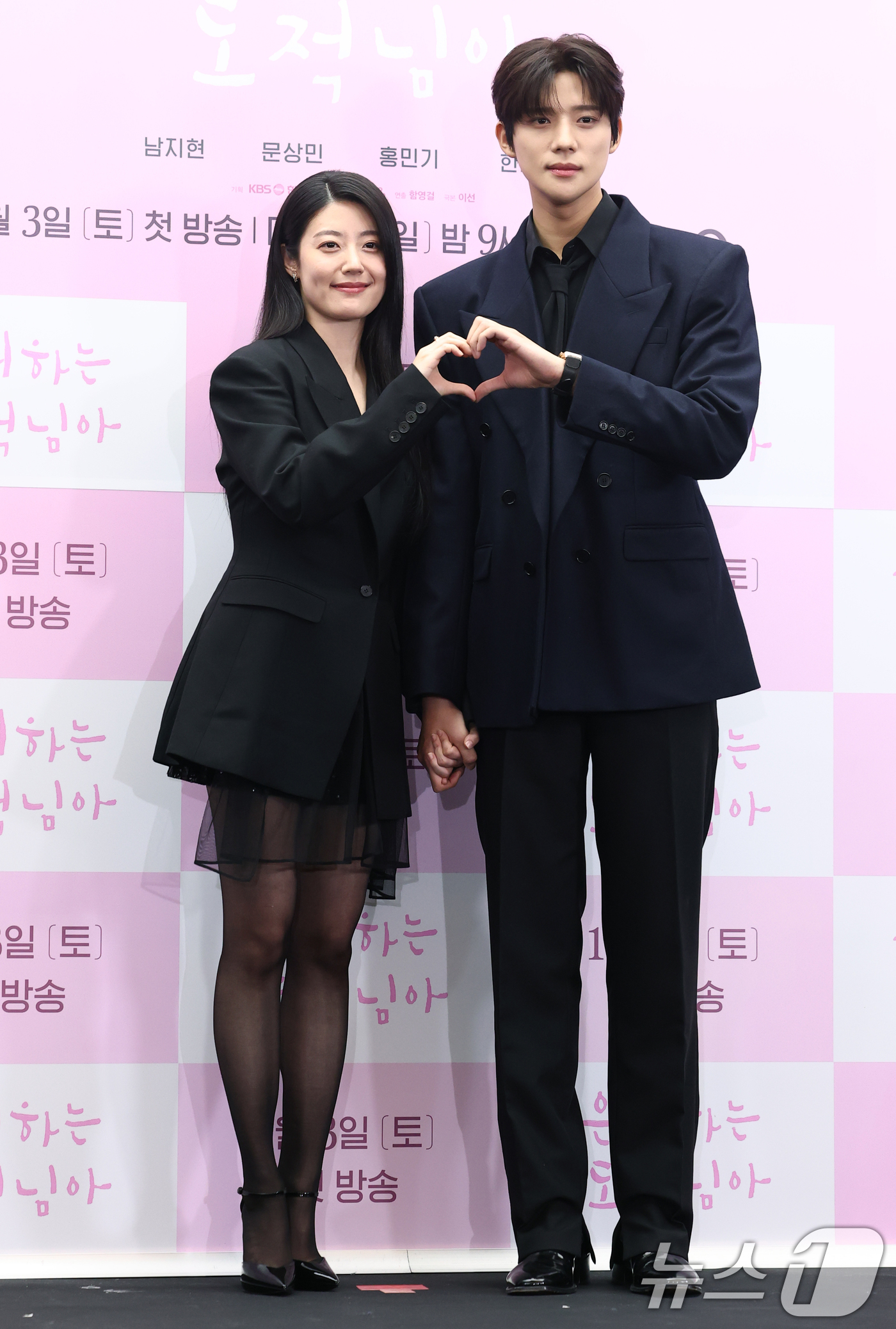 (서울=뉴스1) 권현진 기자 = 배우 남지현과 문상민(오른쪽)이 30일 서울 마포구 스탠포드호텔에서 열린 KBS 2TV 새 토일 미니시리즈 ‘은애하는 도적님아 제작발표회에 참석해 …