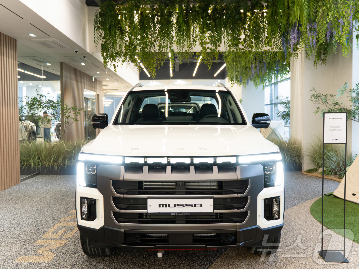 (서울=뉴스1) = KG 모빌리티가 지난 29일부터 30일까지 익스피리언스 센터 일산에서 미디어 프리뷰를 열고 신형 픽업 ‘무쏘(MUSSO)’를 최초로 공개했다고 31일 밝혔다. …