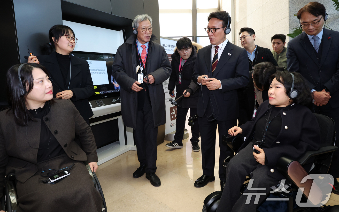 (서울=뉴스1) 김명섭 기자 = 김민석 국무총리가 30일 서울 용산구 국립중앙박물관에서 열린 배리어프리 키오스크 현장간담회에 앞서 참석자들과 시설 참관을 하고 있다.  2025.1 …