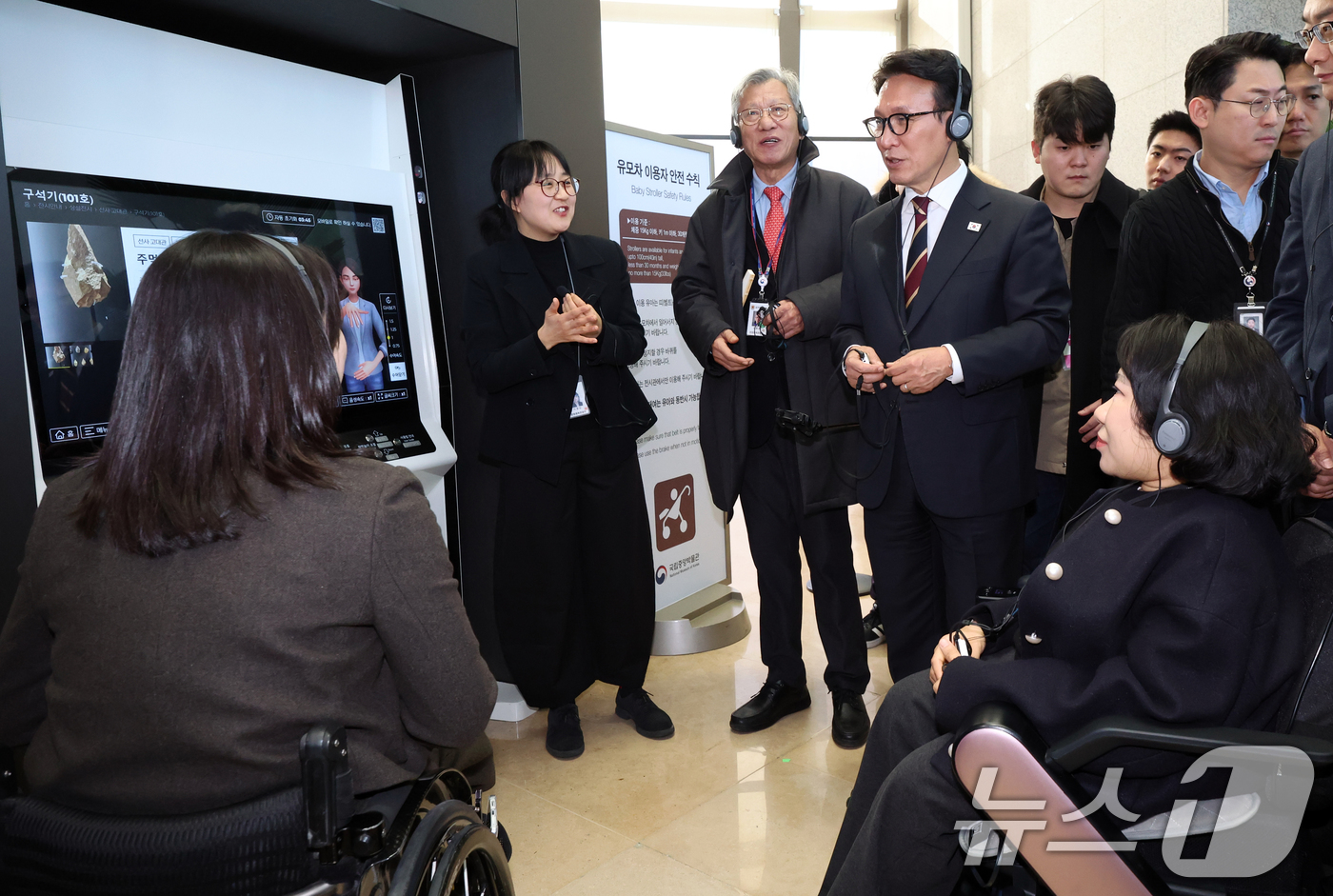 (서울=뉴스1) 김명섭 기자 = 김민석 국무총리가 30일 서울 용산구 국립중앙박물관에서 열린 배리어프리 키오스크 현장간담회에 앞서 참석자들과 시설 참관을 하고 있다.  2025.1 …