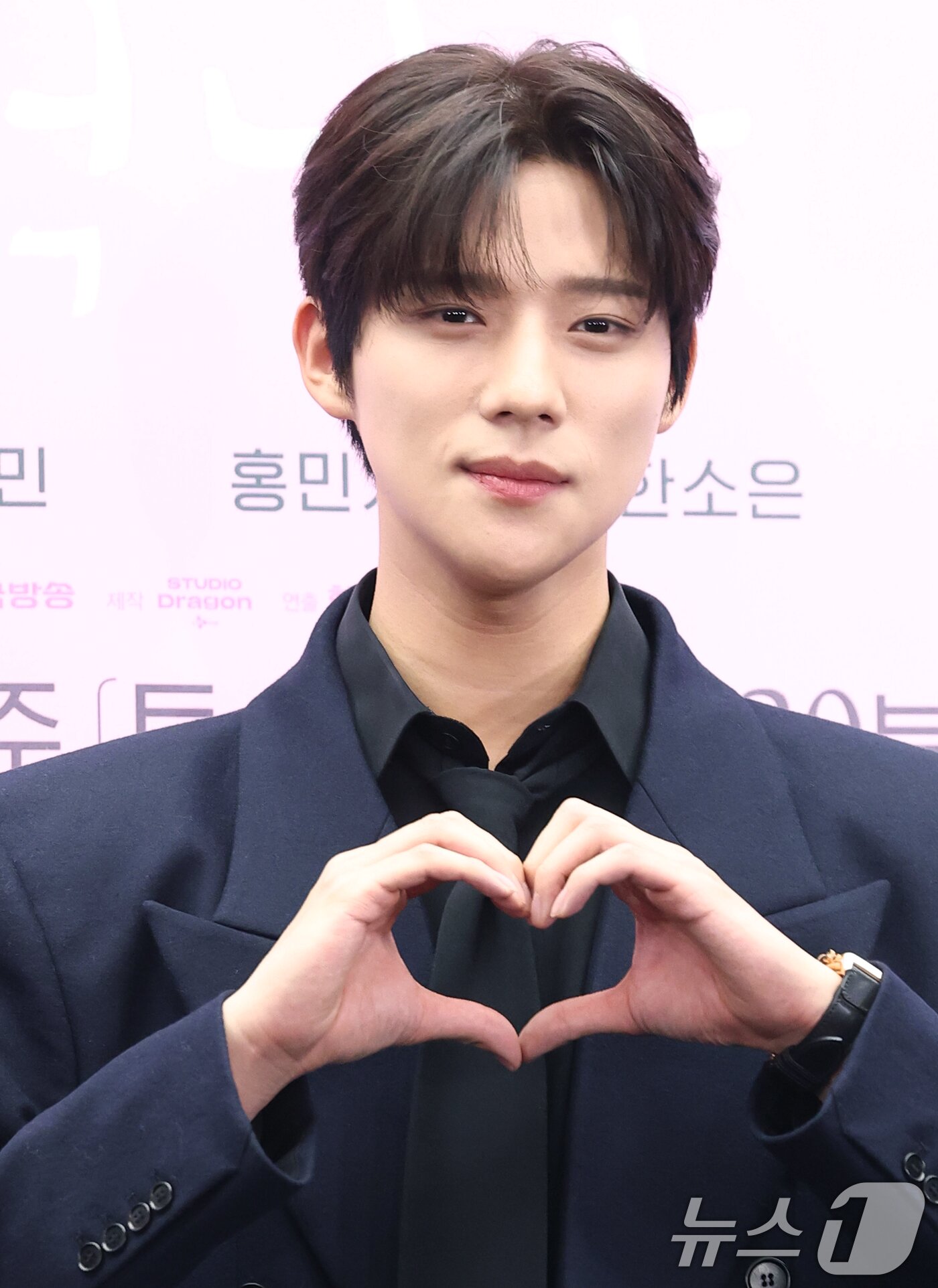 본문 이미지 - 배우 문상민이 30일 서울 마포구 스탠포드호텔에서 열린 KBS 2TV 새 토일 미니시리즈 ‘은애하는 도적님아 제작발표회에 참석해 포즈를 취하고 있다. ’은애하는 도적님아‘는 어쩌다 천하제일 도적이 된 여인과 그녀를 쫓던 대군, 두 남녀의 영혼이 바뀌면서 서로를 구원하고 종국엔 백성을 지켜내는 위험하고 위대한 로맨스를 담은 작품이다. 2025.12.30/뉴스1 ⓒ News1 권현진 기자