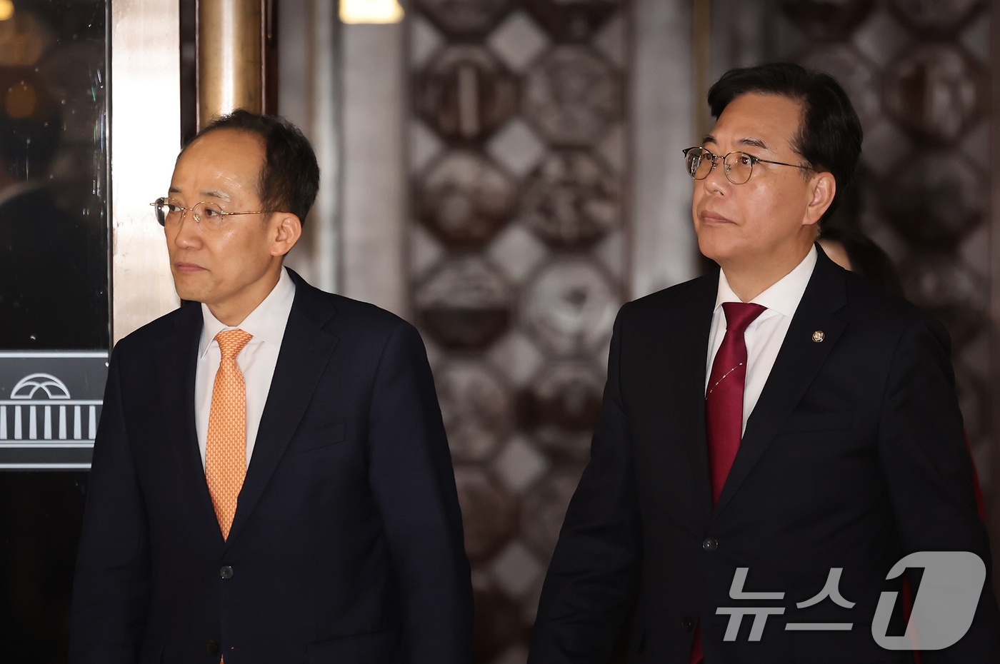 (서울=뉴스1) 장수영 기자 = 송언석 국민의힘 원내대표와 추경호 의원이 30일 서울 여의도 국회에서 열린 본회의를 마친 뒤 이동하고 있다. 2025.12.30/뉴스1