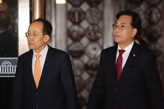 올해 마지막 본회의 마치고 이동하는 송언석-추경호