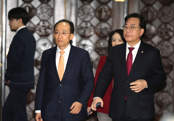 본회의 마치고 이동하는 송언석 원내대표와 추경호 의원