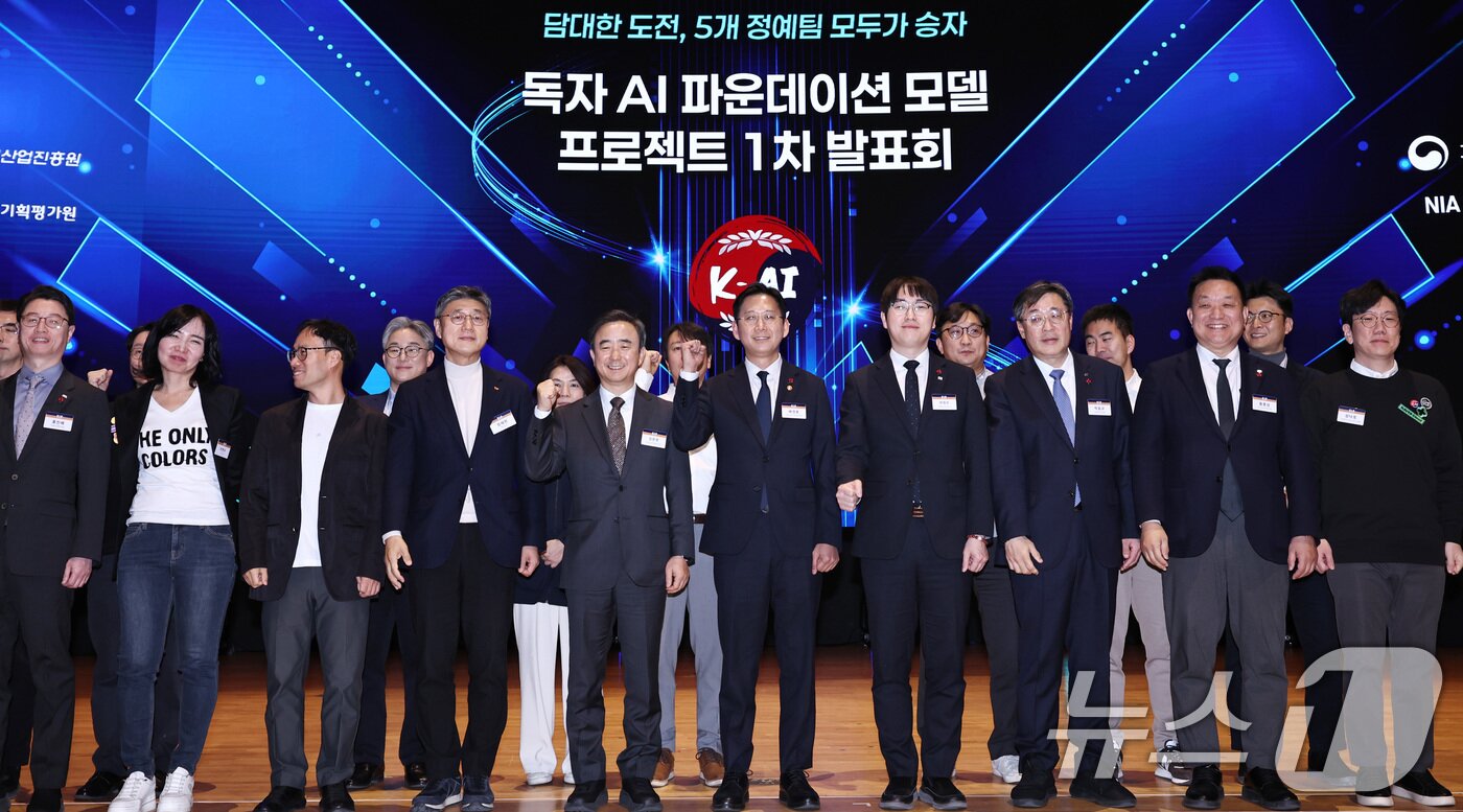 본문 이미지 - 배경훈 부총리 겸 과학기술정보통신부 장관과 하정우 청와대 AI미래기획수석 등 참석자들이 30일 오후 서울 강남구 코엑스 오디토리움에서 열린 '독자 AI파운데이션 프로젝트' 발표회에서 기념촬영을 하고 있다. 2025.12.30/뉴스1 ⓒ News1 구윤성 기자