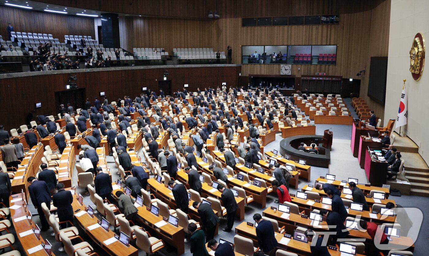 본문 이미지 - 30일 서울 여의도 국회에서 열린 제430회국회(임시회) 3차 본회의에서 의원들이 산회가 선포된 후 인사하고 있다. 2025.12.30/뉴스1 ⓒ News1 이승배 기자