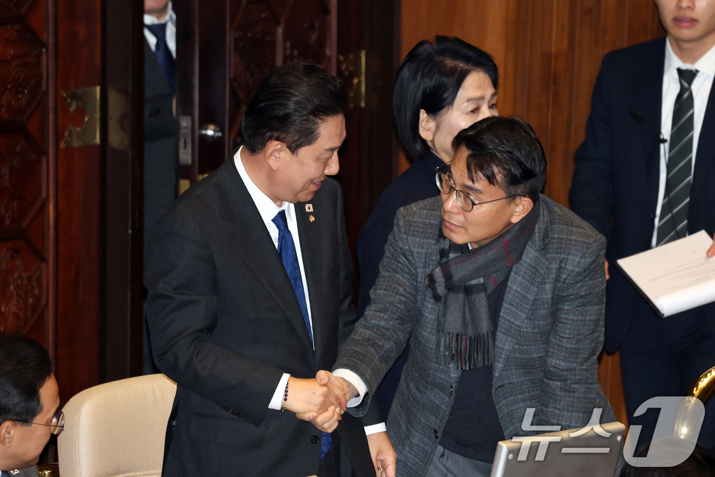 (서울=뉴스1) 이승배 기자 = 더불어민주당 원내대표 직에서 사퇴한 김병기 의원이 30일 서울 여의도 국회에서 열린 제430회국회(임시회) 3차 본회의에서 윤상현 국민의힘 의원과 …