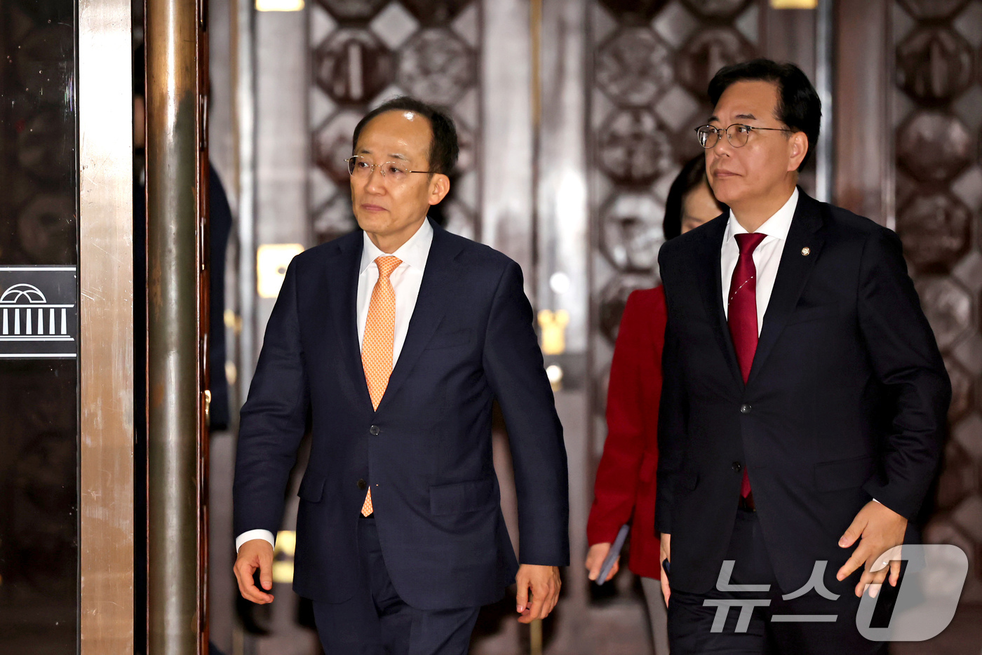 (서울=뉴스1) 장수영 기자 = 송언석 국민의힘 원내대표와 추경호 의원이 30일 서울 여의도 국회에서 열린 본회의를 마친 뒤 이동하고 있다. 2025.12.30/뉴스1