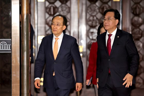 국회 본회의장 나서는 송언석 원내대표와 추경호 의원