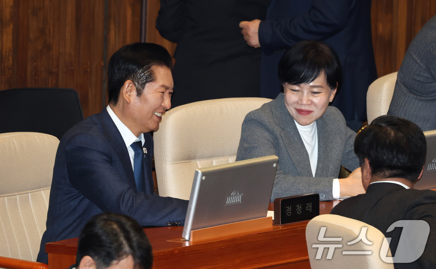 (서울=뉴스1) 이승배 기자 = 30일 서울 여의도 국회에서 열린 제430회국회(임시회) 3차 본회의에서 정청래 더불어민주당 대표가 전현희 의원과 대화하고 있다. 2025.12.3 …