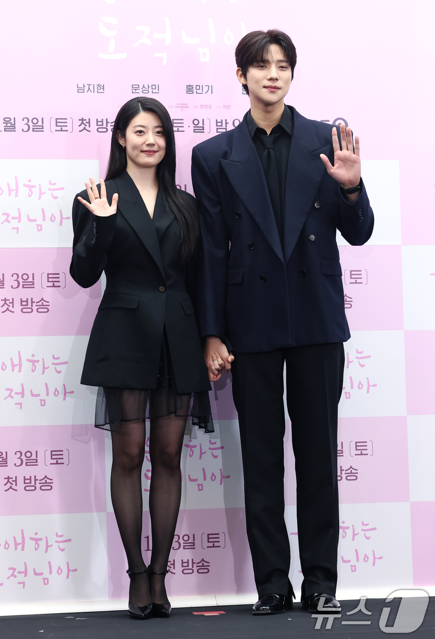 (서울=뉴스1) 권현진 기자 = 배우 남지현과 문상민(오른쪽)이 30일 서울 마포구 스탠포드호텔에서 열린 KBS 2TV 새 토일 미니시리즈 ‘은애하는 도적님아 제작발표회에 참석해 …