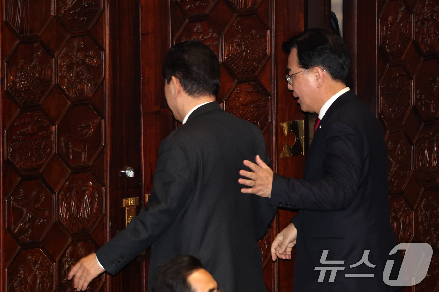 (서울=뉴스1) 이승배 기자 = 30일 서울 여의도 국회에서 열린 제430회국회(임시회) 3차 본회의에서 송언석 국민의힘 원내대표가 김병기 전 더불어민주당 원내대표의 어깨를 두드리 …