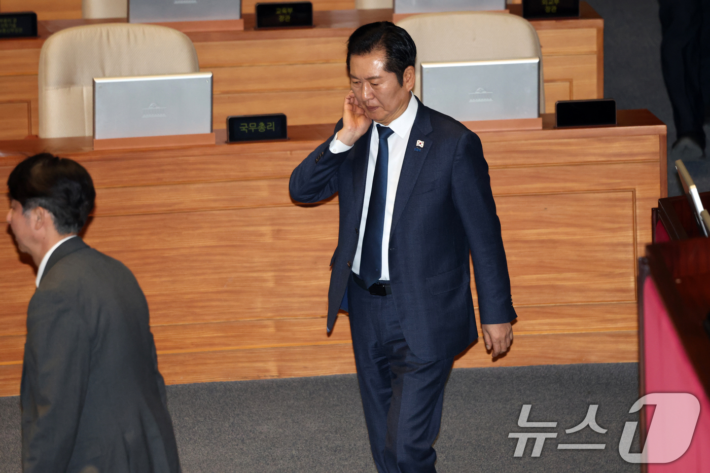 (서울=뉴스1) 이승배 기자 = 30일 서울 여의도 국회에서 열린 제430회국회(임시회) 3차 본회의에서 정청래 더불어민주당 대표가 발걸음을 옮기고 있다. 2025.12.30/뉴스 …