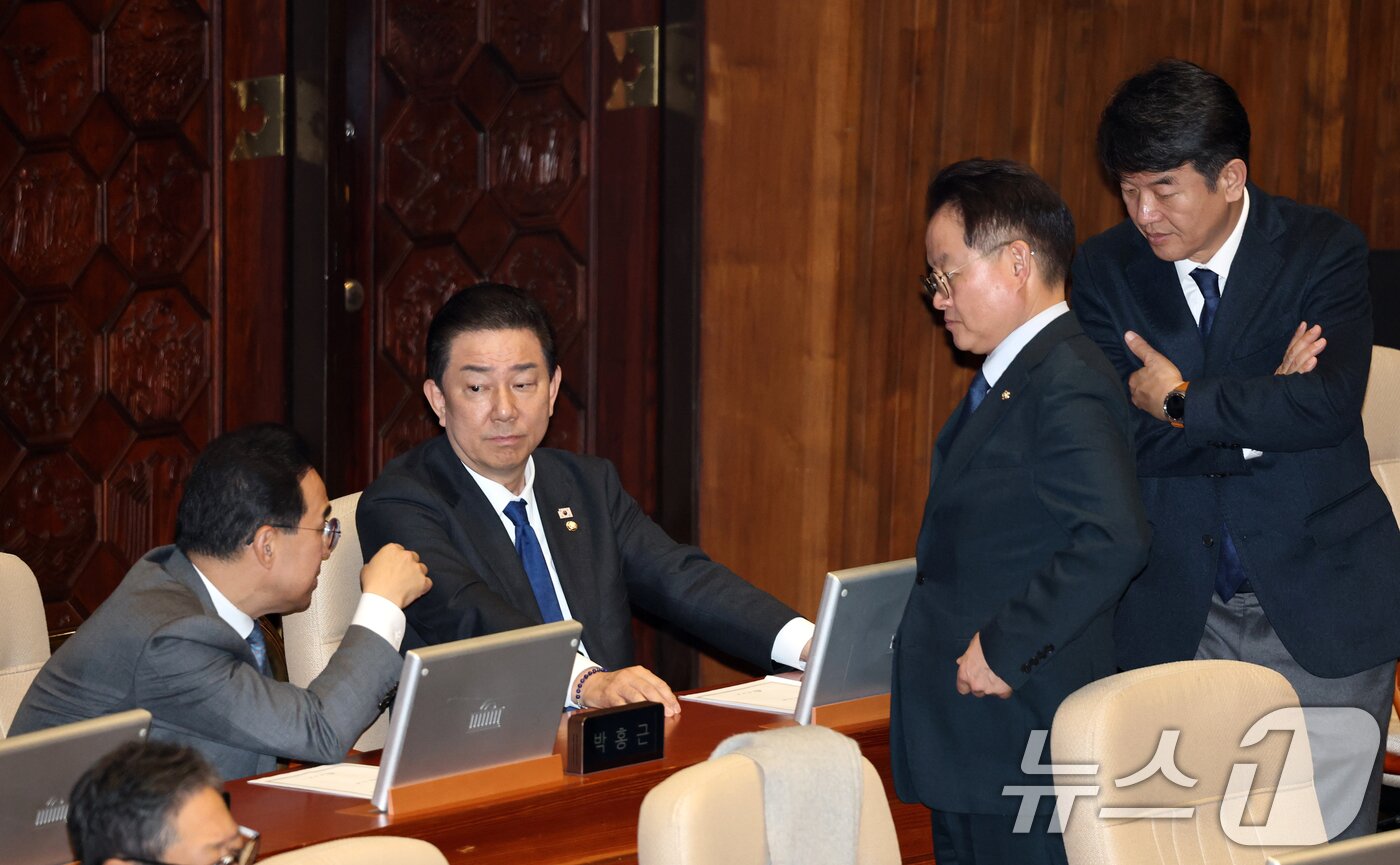 본문 이미지 - 더불어민주당 원내대표 직에서 사퇴한 김병기 의원이 지난 30일 서울 여의도 국회에서 열린 제430회 국회(임시회) 3차 본회의에서 의원들과 대화하고 있다. 2025.12.30/뉴스1 ⓒ News1 이승배 기자