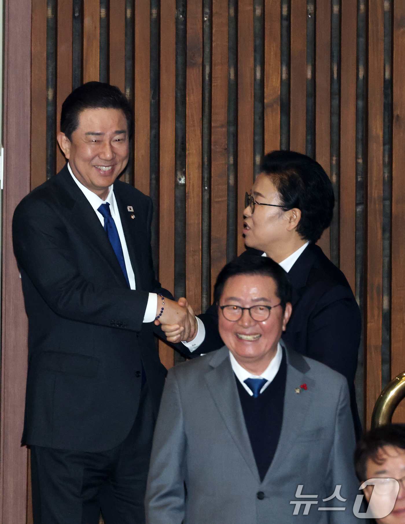 (서울=뉴스1) 이승배 기자 = 더불어민주당 원내대표 직에서 사퇴한 김병기 의원이 30일 서울 여의도 국회에서 열린 제430회국회(임시회) 3차 본회의에서 의원들과 인사하고 있다. …