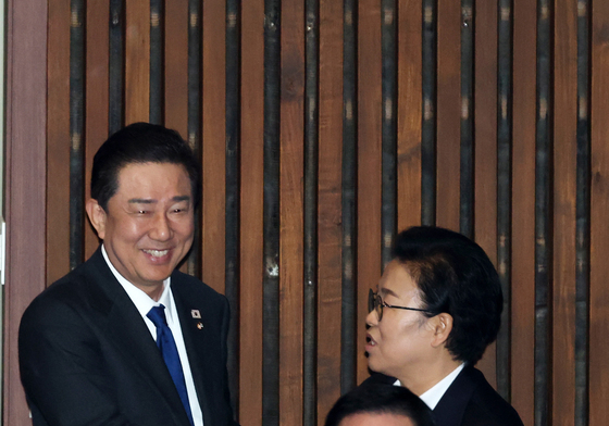 인사 나누는 김병기 의원