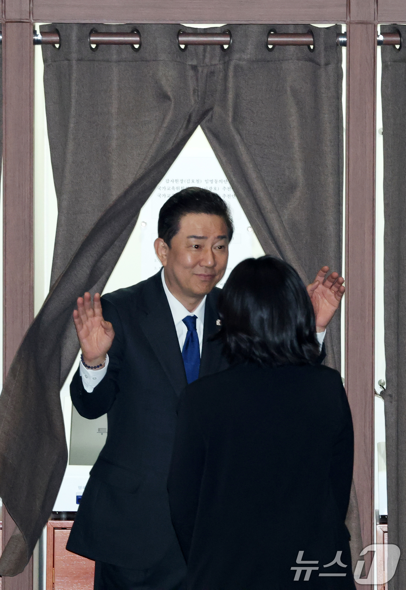 (서울=뉴스1) 이승배 기자 = 더불어민주당 원내대표 직에서 사퇴한 김병기 의원이 30일 서울 여의도 국회에서 열린 제430회국회(임시회) 3차 본회의에서 감사원장(김호철) 임명동 …