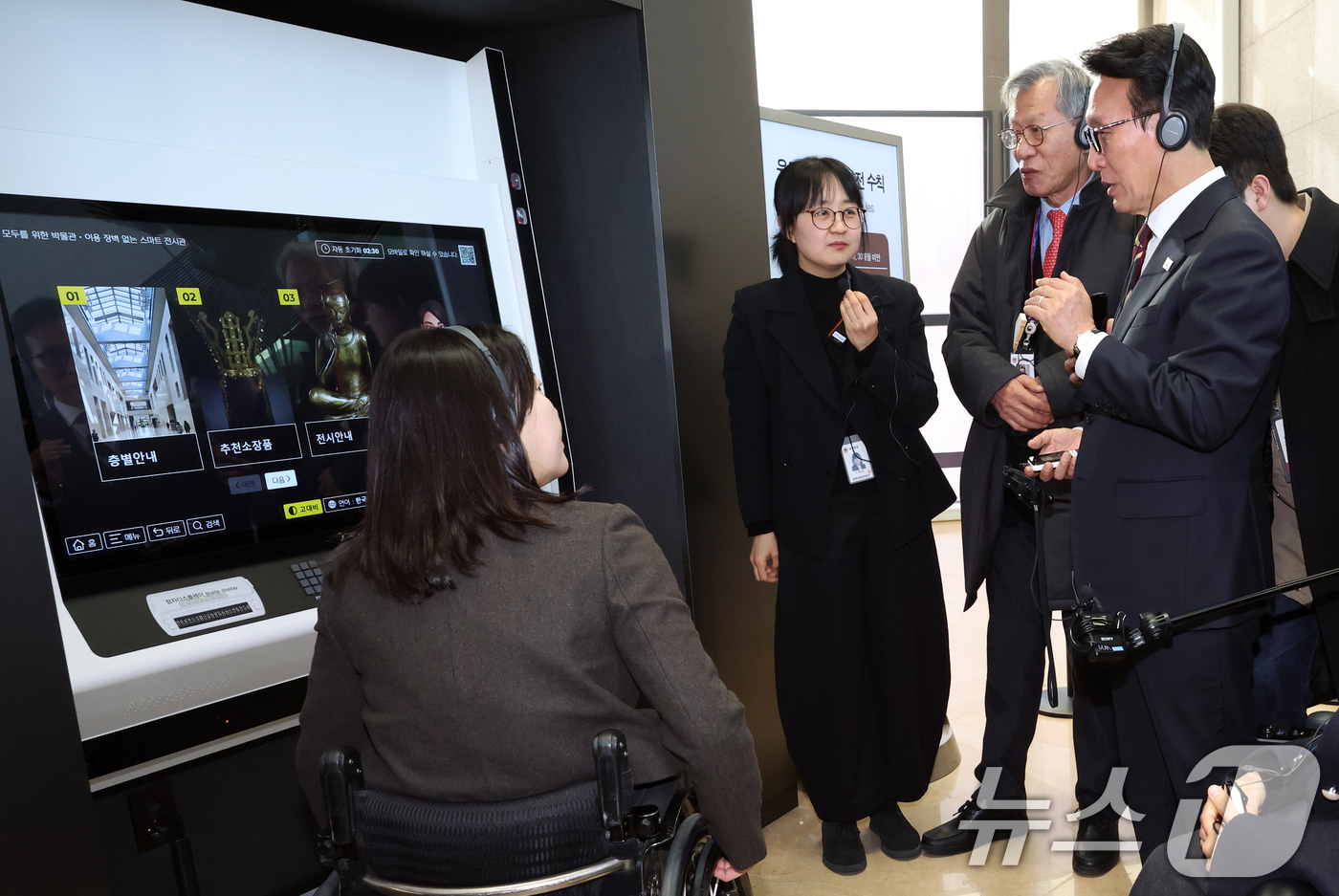 (서울=뉴스1) 김명섭 기자 = 김민석 국무총리가 30일 서울 용산구 국립중앙박물관에서 열린 배리어프리 키오스크 현장간담회에 앞서 참석자들과 시설 참관을 하고 있다.  2025.1 …